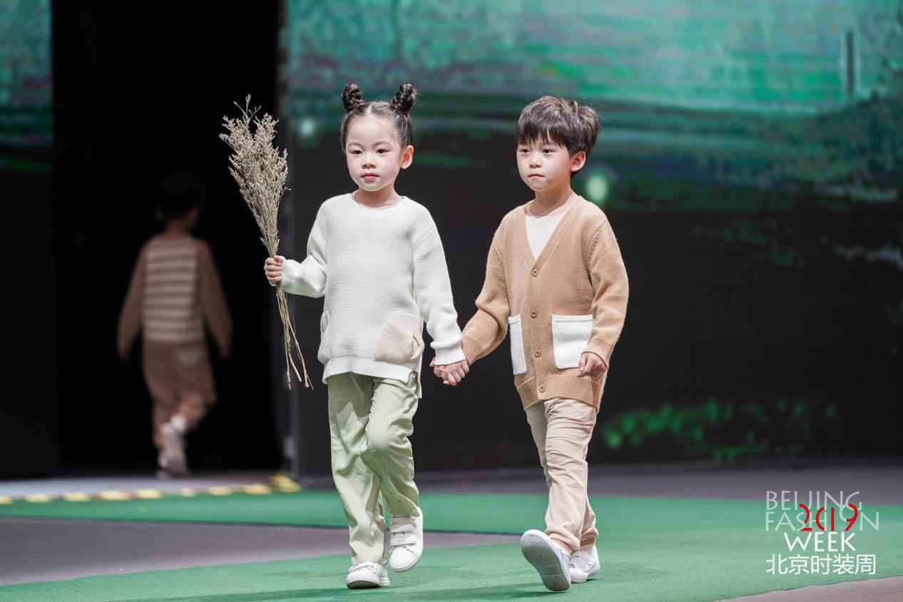 喜聚星旗下签约艺人吴培郡受邀参加绿典北京时装周 阳光男孩惹人瞩目