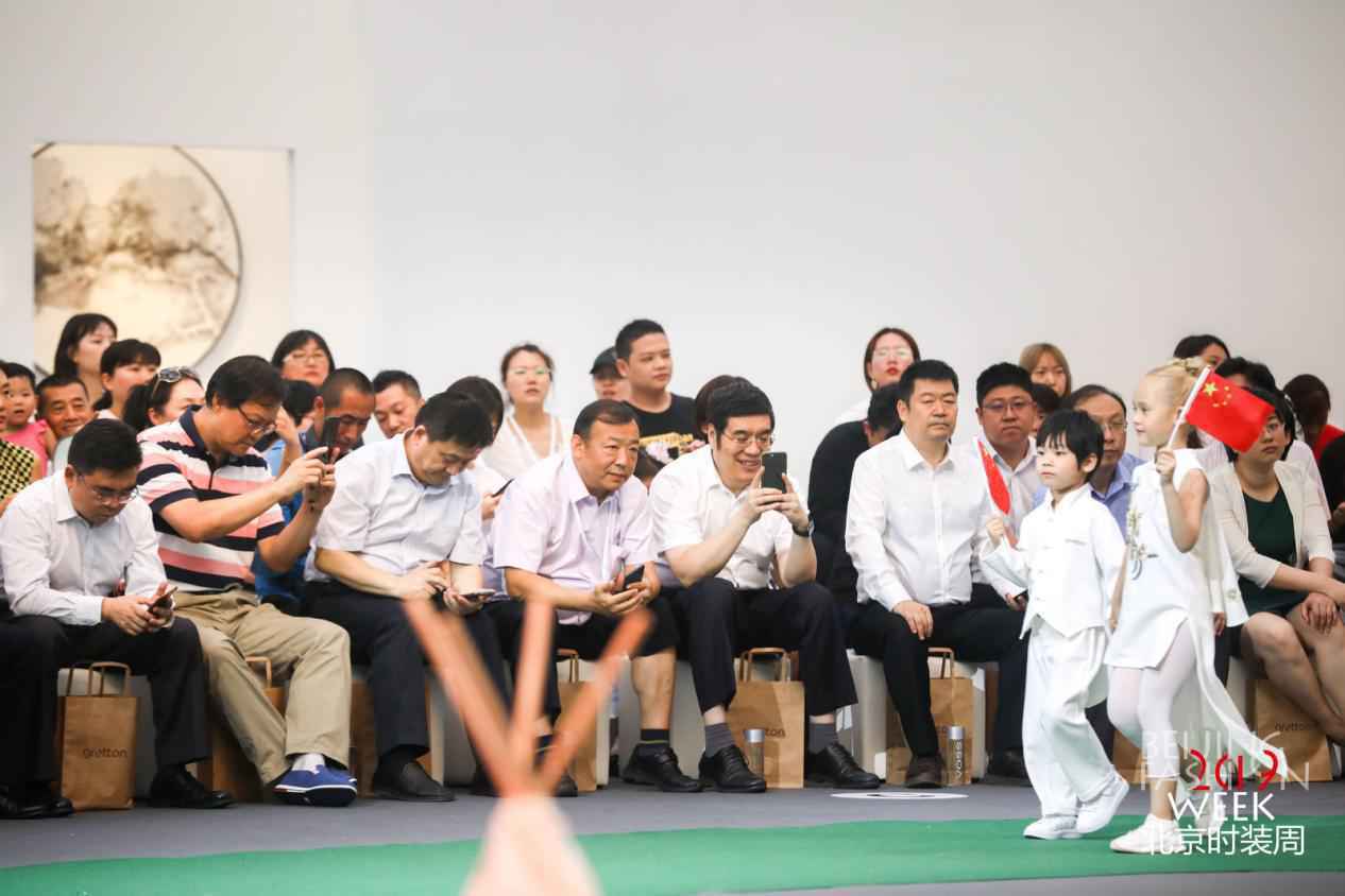 喜聚星旗下签约艺人吴培郡受邀参加绿典北京时装周 阳光男孩惹人瞩目