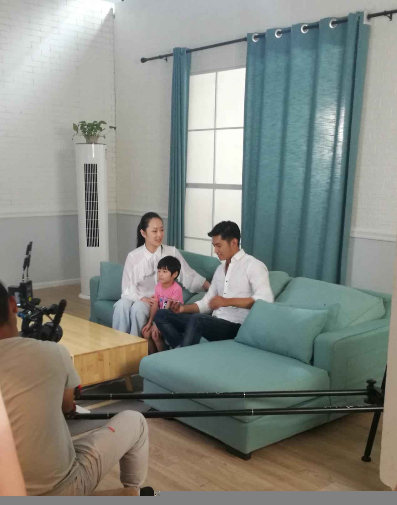 喜聚星旗下签约艺人孙锐轩受邀参与知名品牌电视广告拍摄