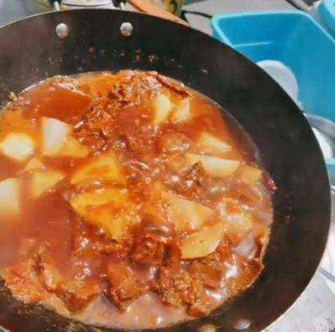佟丽娅绿洲晒片场伙食 自嘲：这么吃能没双下巴吗