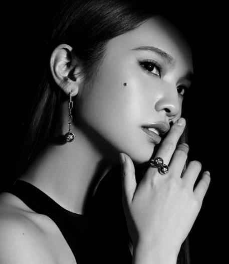 杨丞琳黑白写真侧颜轮廓精致 秀性感锁骨眼神撩人