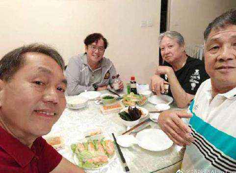 谭咏麟晒家中聚会照 洪金宝满头白发瘦到脱相