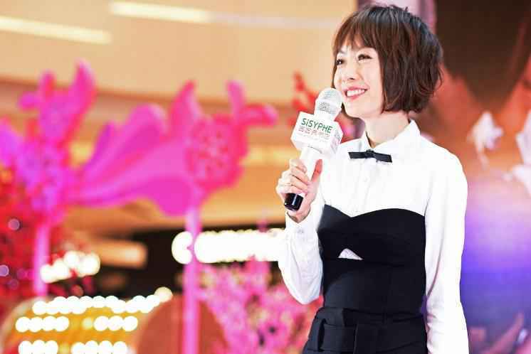 鲁豫素颜暴走引关注，女性就该活出属于自己的样子