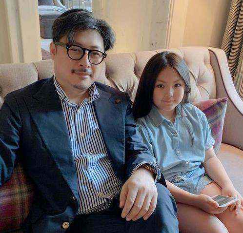 网友英国偶遇王岳伦父女 9岁王诗龄拎两万块名牌包秀腿