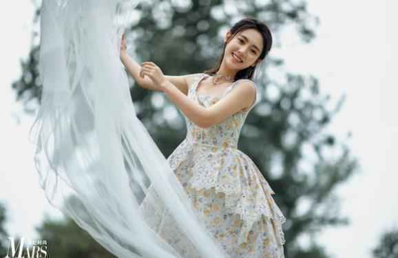 邢菲最新杂志夏日大片 治愈系微笑诠释热忱本心