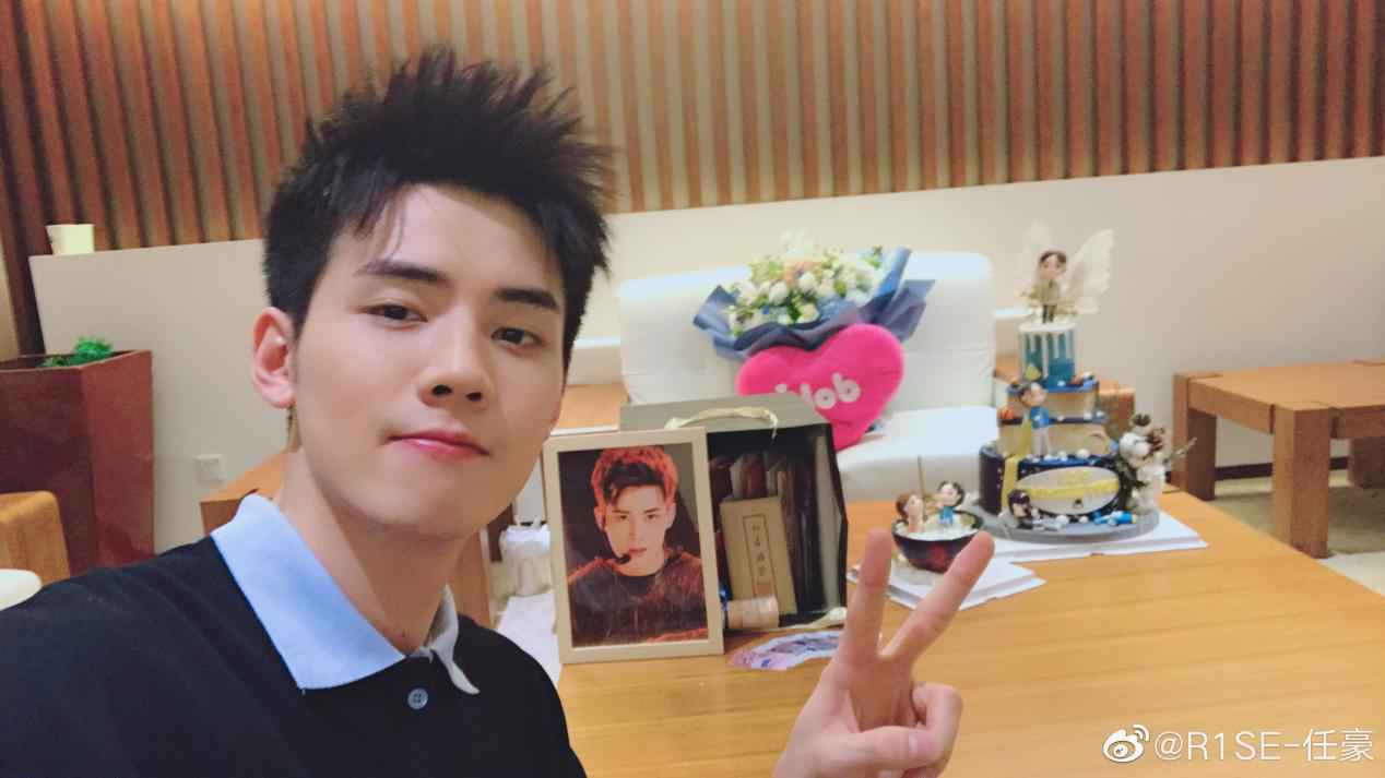 任豪doki生日会秒变电视购物主播 R1SE成员齐送祝福