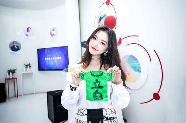 林允闪现立白#不一样的精华液#体验馆，体验高端衣物洗护