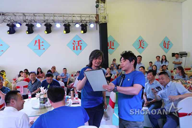 魔术师乐天跟随朱时茂、马德华等走进铁建工地