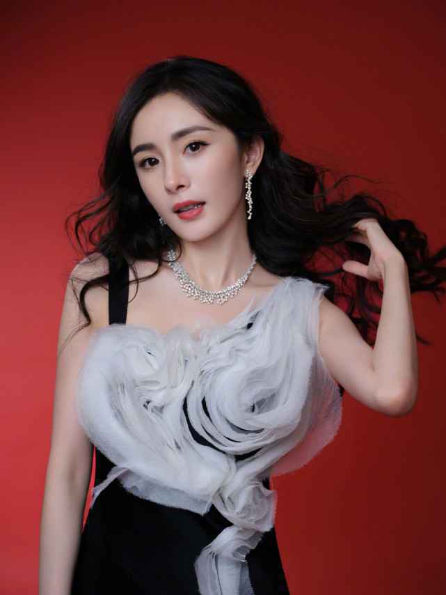杨幂大粉号召粉丝在赵丽颖生日提没婚礼膈应她，还刷屏点起了蜡烛
