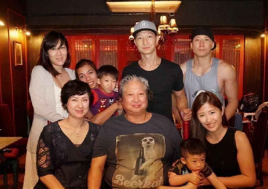 洪金宝35岁儿女还没嫁，声称“世界第一漂亮”，看到照片我信了！