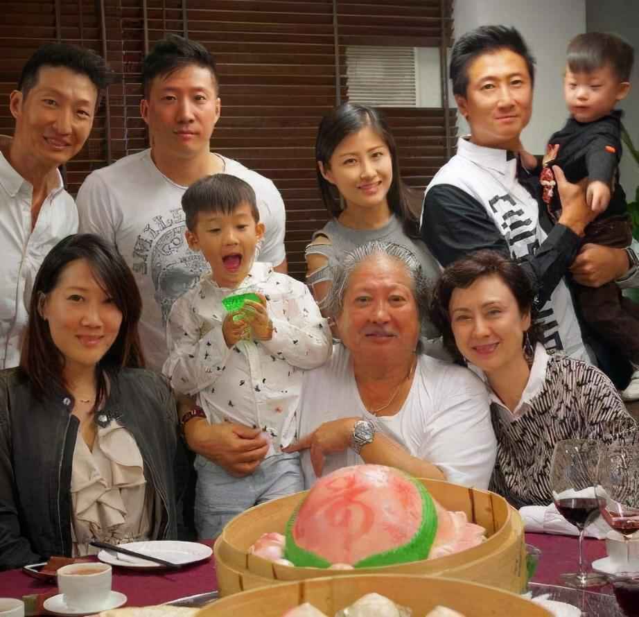 洪金宝35岁儿女还没嫁，声称“世界第一漂亮”，看到照片我信了！