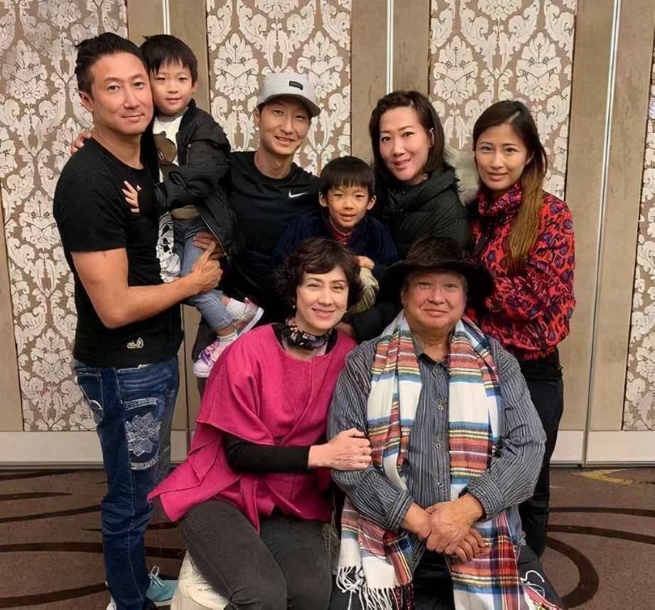 洪金宝35岁儿女还没嫁，声称“世界第一漂亮”，看到照片我信了！