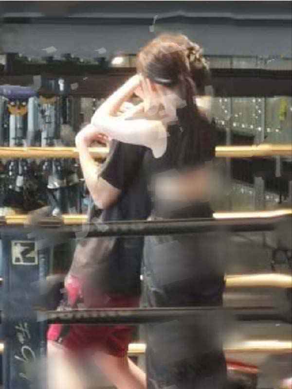 张天爱王大陆姐弟恋曝光 拳击馆内贴身互撩