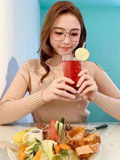 张若由台红返转头 今年出写真真艺人