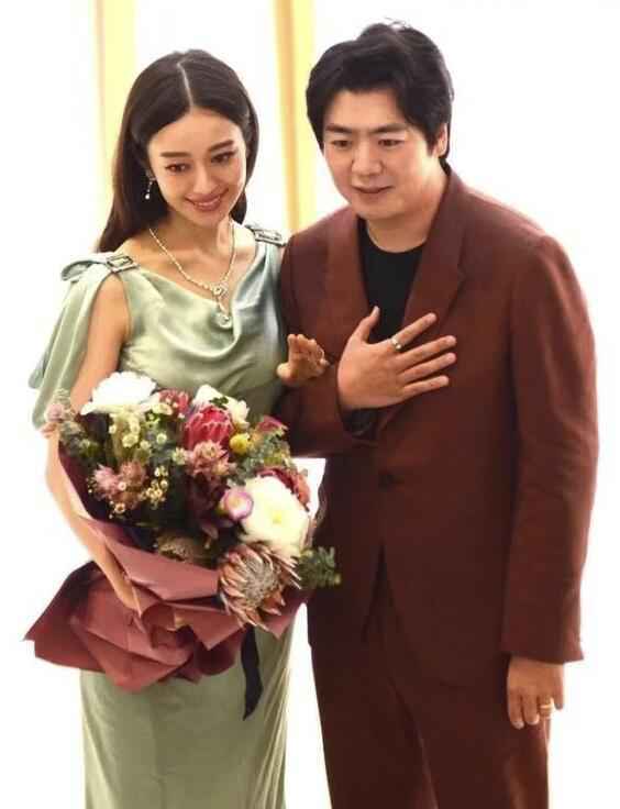 郎朗夫妇恩爱现身