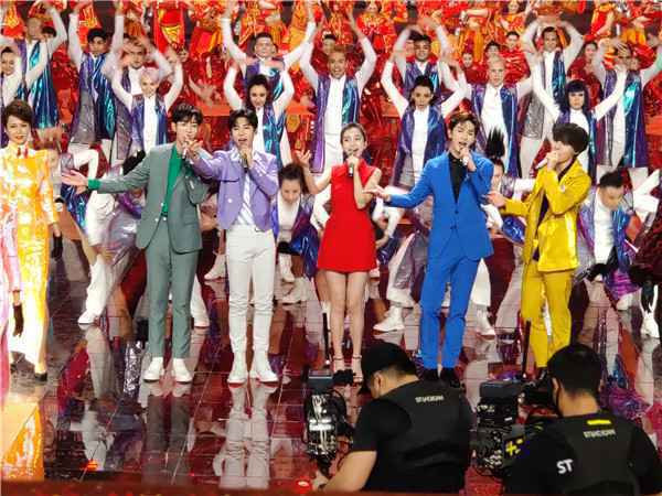  大张伟等人现身北京台春晚彩排现场