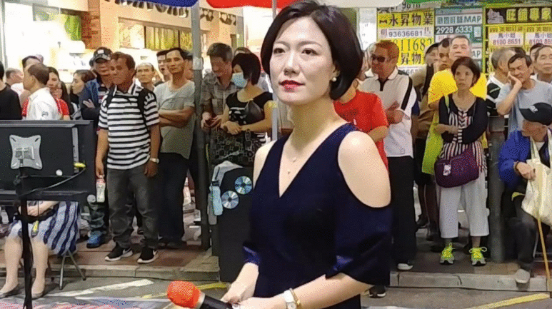 东北姑娘香港街头卖唱收打赏，曾夺《星光大道》总冠军上央视春晚