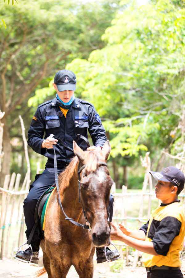 《小小的追球》黄子韬骑马巡视超帅气