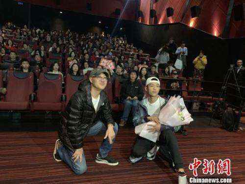 电影《阳台上》3月8日晚在上海举行路演活动，导演张猛，主演王锵亮相。　康玉湛 摄