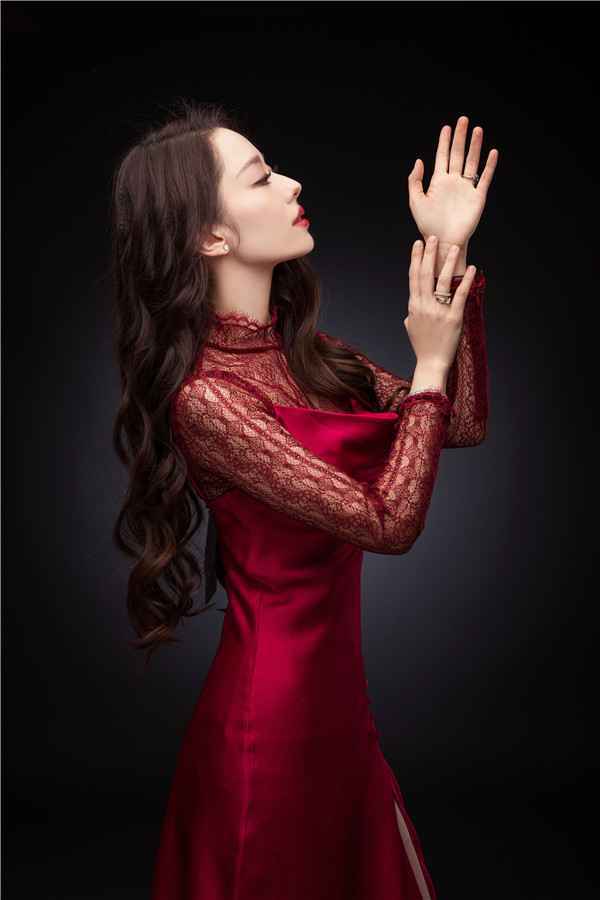  吉娜·爱丽丝全新单曲《This Feeling》上线