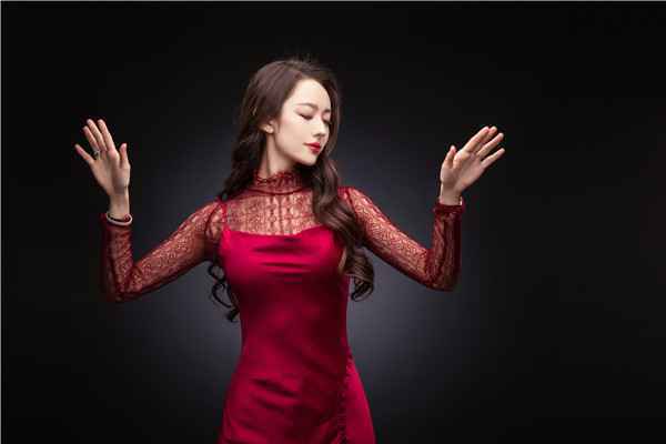  吉娜·爱丽丝全新单曲《This Feeling》上线