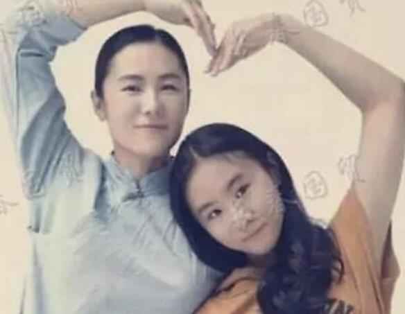 窦唯前妻与女儿合照 母女同框画面温馨幸福