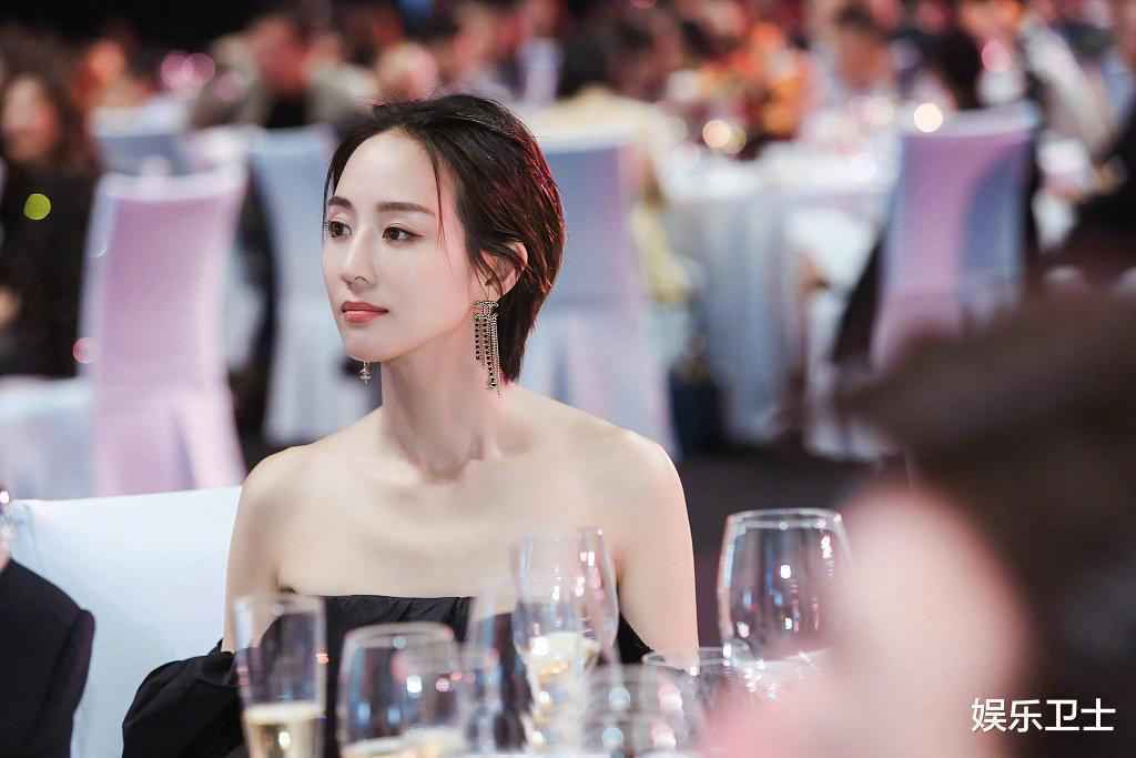 明星同场活动餐桌照，杨幂略不上镜，唐嫣贵气十足，蔡徐坤赵露思似豪门