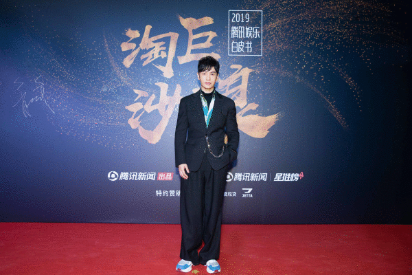  黄晓明身着金属感印花衬衫出席盛典
