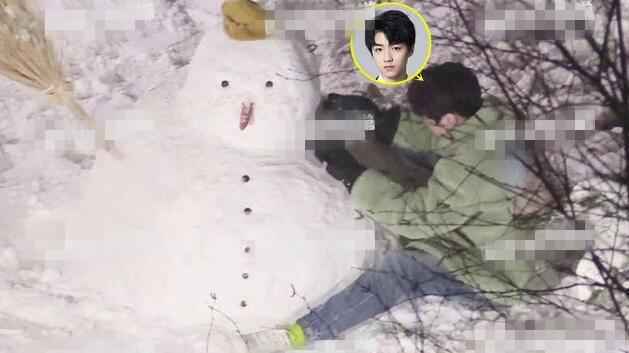 王俊凯堆雪人