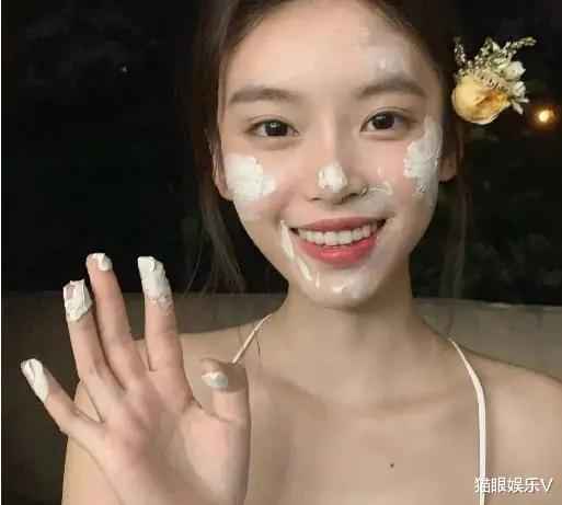 20岁网红晒露脐泳衣照，惹王思聪火速留言，网友猜测：物色新女友