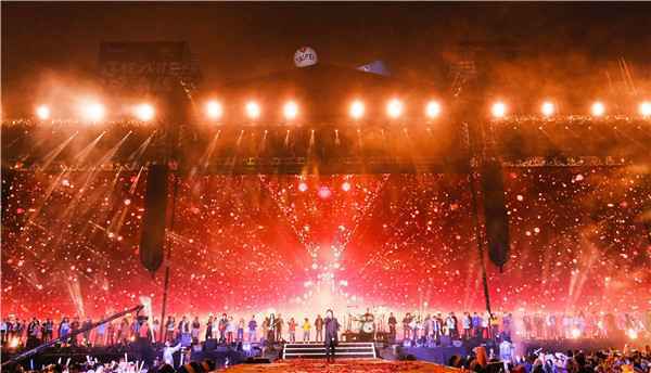  五月天跨年赶场伴歌迷迎2020