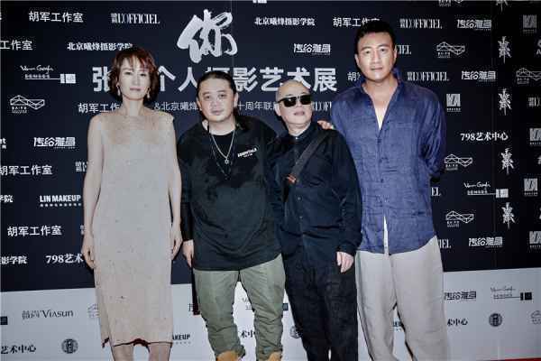 策展人胡军亮相摄影展
