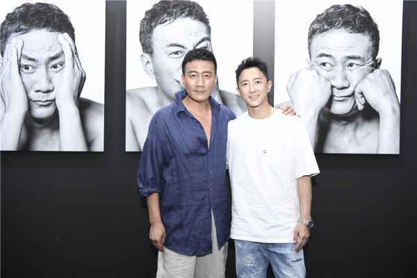 策展人胡军亮相摄影展
