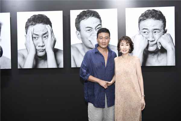 策展人胡军亮相摄影展