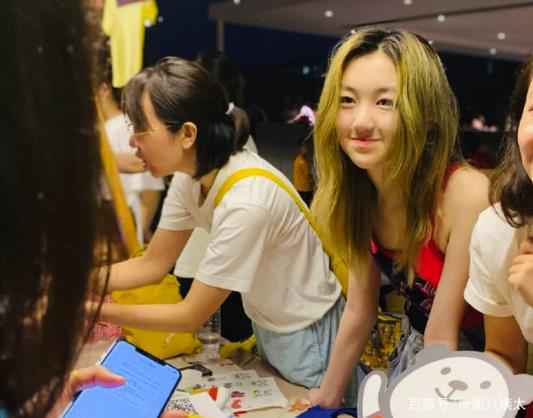 李嫣摆摊义卖