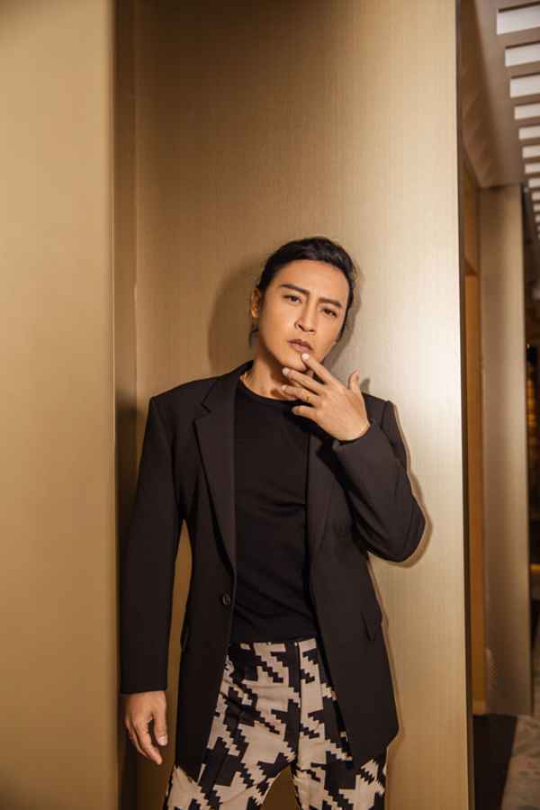  陈志朋绅士大片上线 帅气有型撩力十足