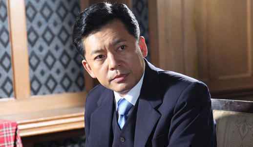 何政军凭借“亮剑”名声大噪，对妻子范雨一见钟情，如今相爱三十余年依旧恩爱如初。