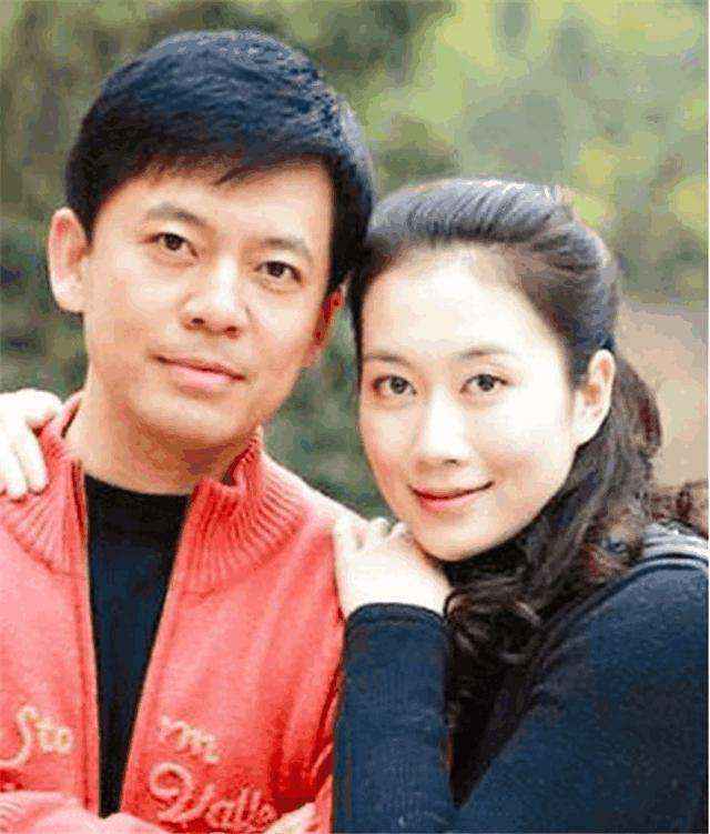 何政军凭借“亮剑”名声大噪，对妻子范雨一见钟情，如今相爱三十余年依旧恩爱如初。