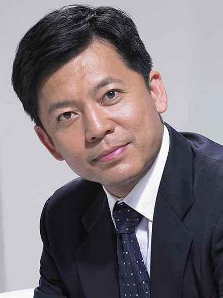 何政军凭借“亮剑”名声大噪，对妻子范雨一见钟情，如今相爱三十余年依旧恩爱如初。