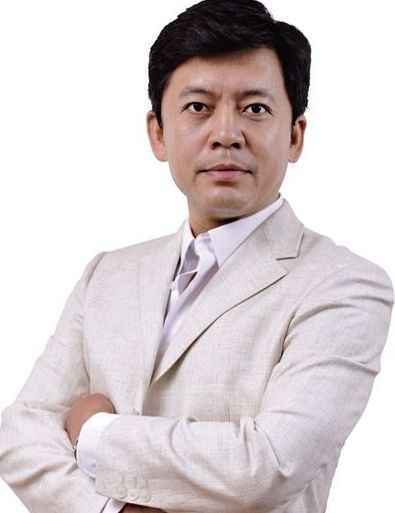 何政军凭借“亮剑”名声大噪，对妻子范雨一见钟情，如今相爱三十余年依旧恩爱如初。