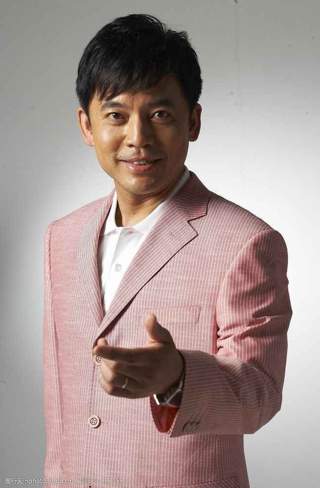 何政军凭借“亮剑”名声大噪，对妻子范雨一见钟情，如今相爱三十余年依旧恩爱如初。