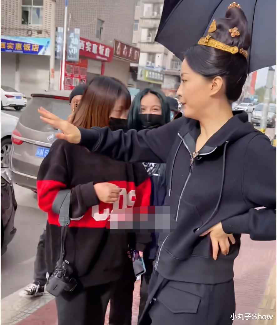 “晴格格”王艳最新路透曝光，古装打扮瘦成纸片人，皮肤难掩疲态
