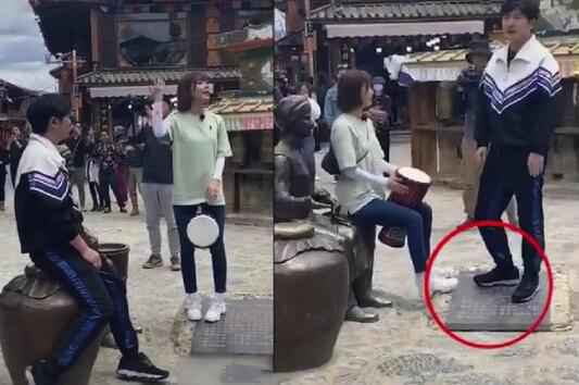 郭京飞王珞丹坐雕塑踩石碑