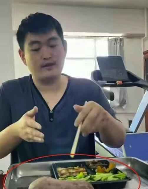 赵本山儿子抽10元烟