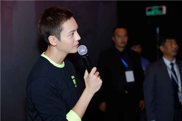  《宠爱》平安夜路演 陈伟霆萌翻观众