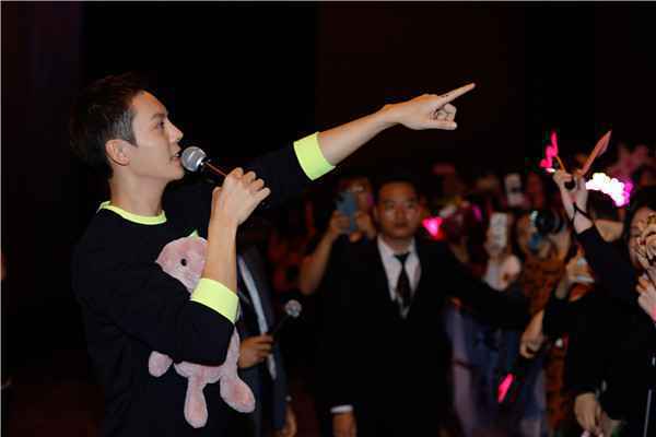  《宠爱》平安夜路演 陈伟霆萌翻观众