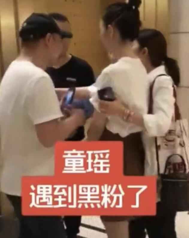童瑶被男子围堵电梯口求抱