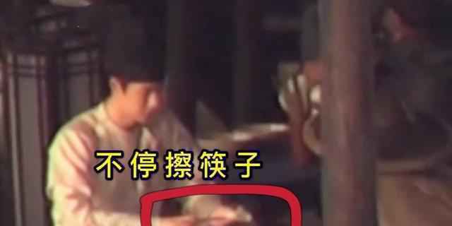 王一博拍戏吃饭“有洁癖”，不停擦筷子，吃东西变得太斯文