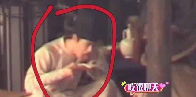王一博拍戏吃饭“有洁癖”，不停擦筷子，吃东西变得太斯文
