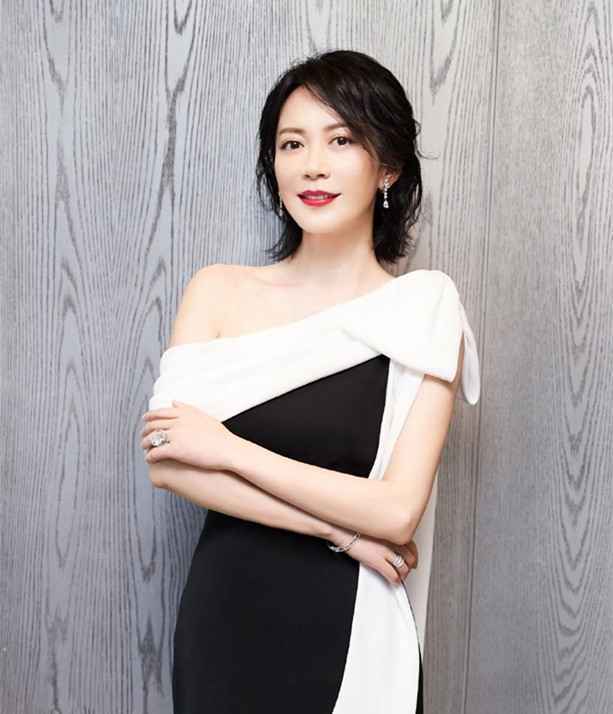 一部集结顶级女导演，一部集结顶级男导演！主演易烊千玺一骑绝尘